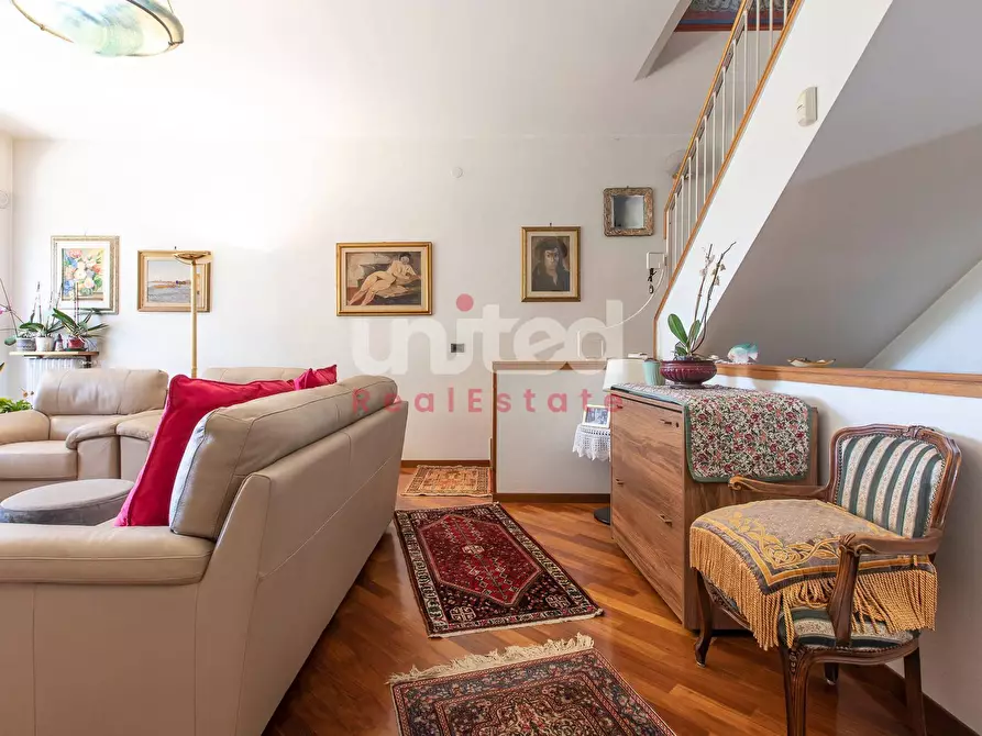 Immagine 15 di Villa in vendita  in Viale Gorgia Di Leontini 330 a Roma