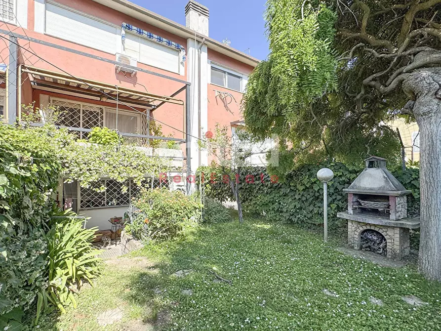 Immagine 2 di Villa in vendita  in Viale Gorgia Di Leontini 330 a Roma