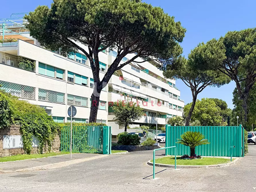 Immagine 2 di Appartamento in vendita  in via di casalpalocco 126 a Roma