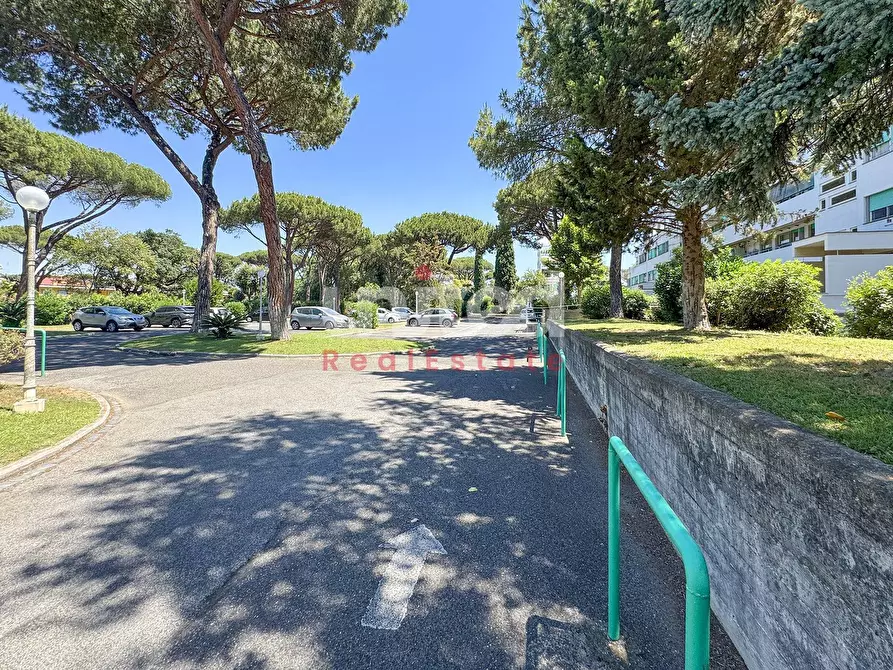 Immagine 3 di Appartamento in vendita  in via di casalpalocco 126 a Roma