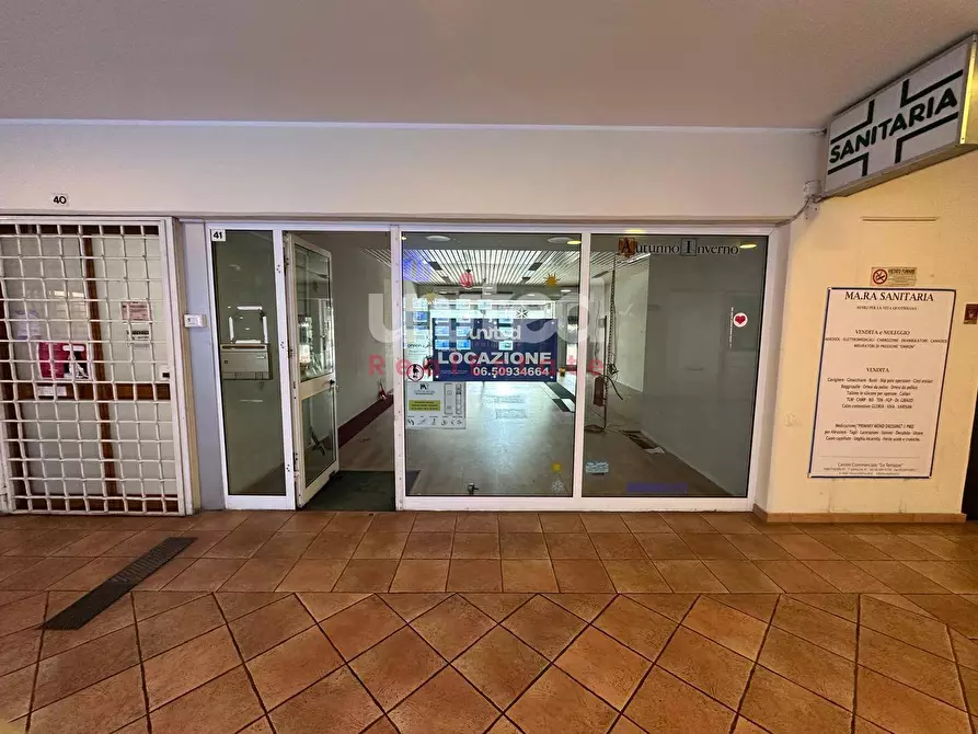 Immagine 2 di Locale commerciale in affitto  in Viale Prassilla 41 a Roma
