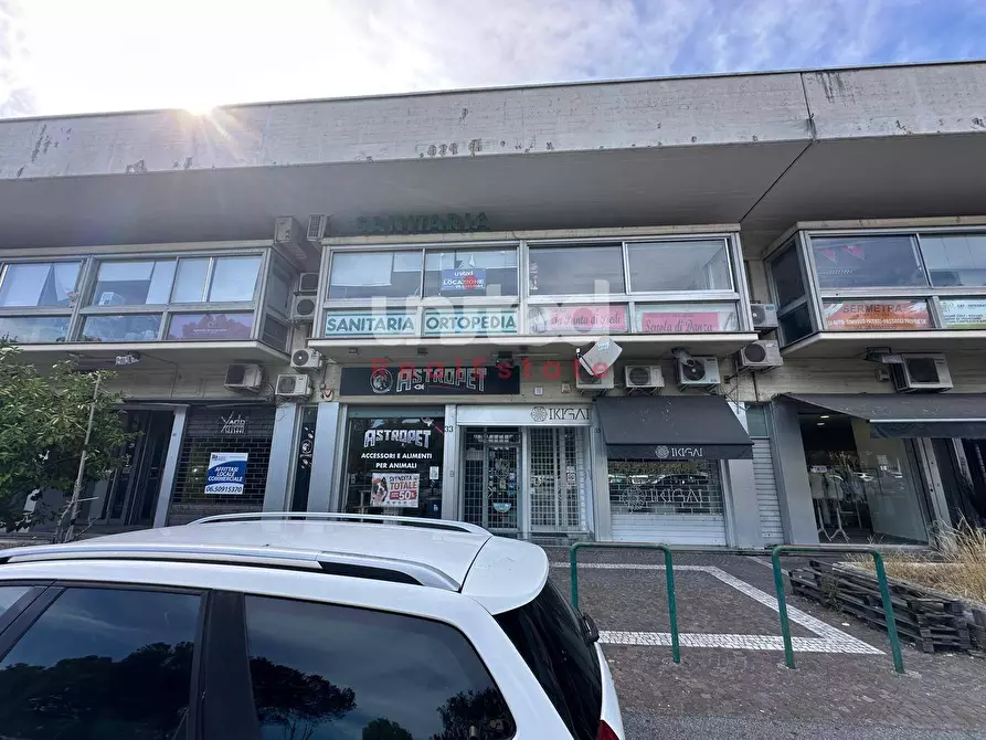 Immagine 9 di Locale commerciale in affitto  in Viale Prassilla 41 a Roma