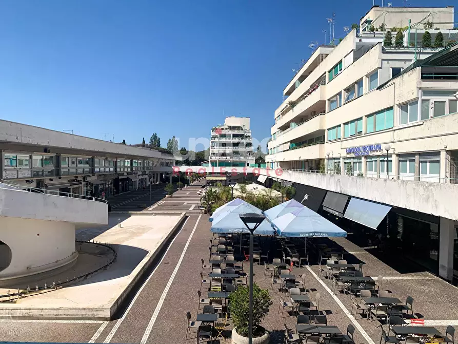 Immagine 2 di Locale commerciale in vendita  in Piazzale Filippo Il Macedone a Roma