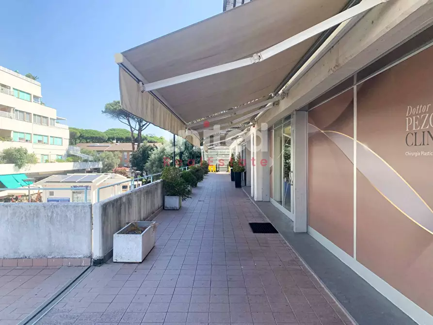 Immagine 14 di Locale commerciale in vendita  in Piazzale Filippo Il Macedone a Roma