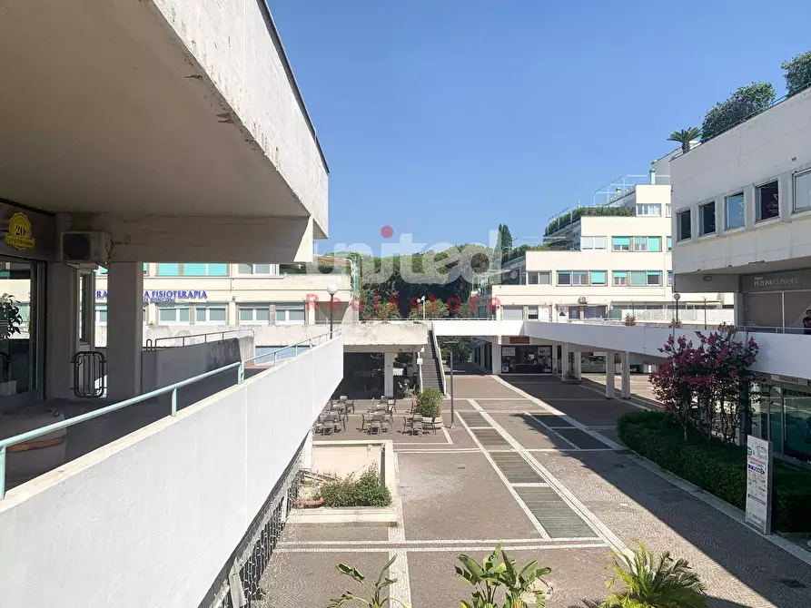 Immagine 15 di Locale commerciale in vendita  in Piazzale Filippo Il Macedone a Roma