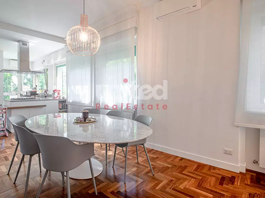 Immagine 5 di Appartamento in vendita  in via di casalpalocco 126 a Roma