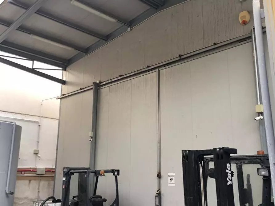 Immagine 1 di Locale commerciale in affitto  in Viale Regione Siciliana 3744 a Palermo