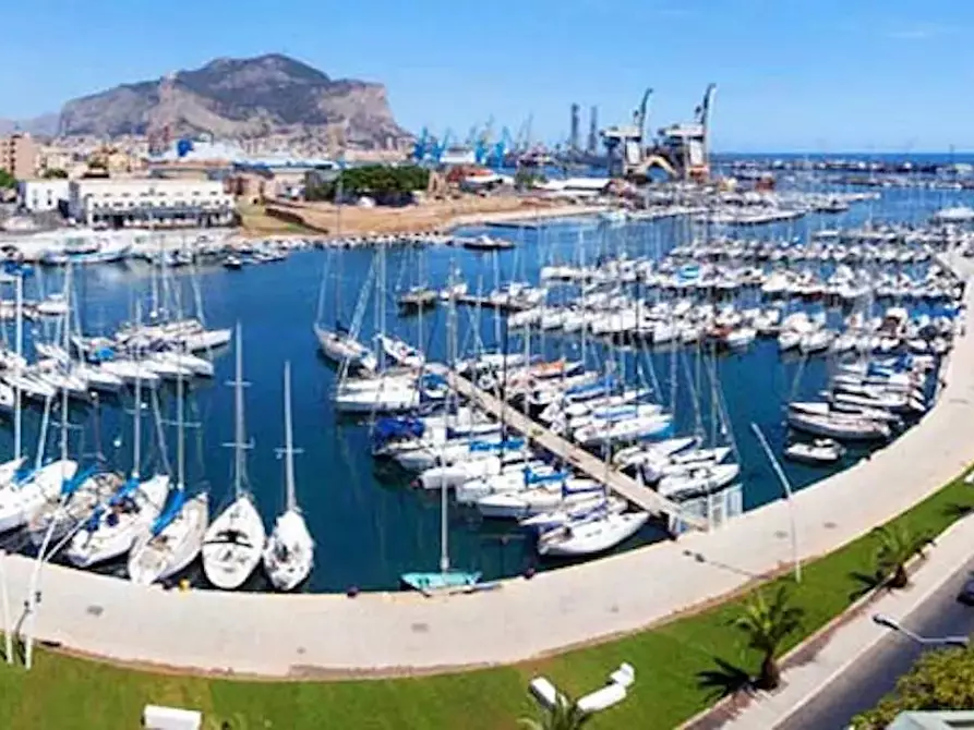 Immagine 8 di Attività commerciale in affitto  in Via Teatro Santa Cecilia a Palermo