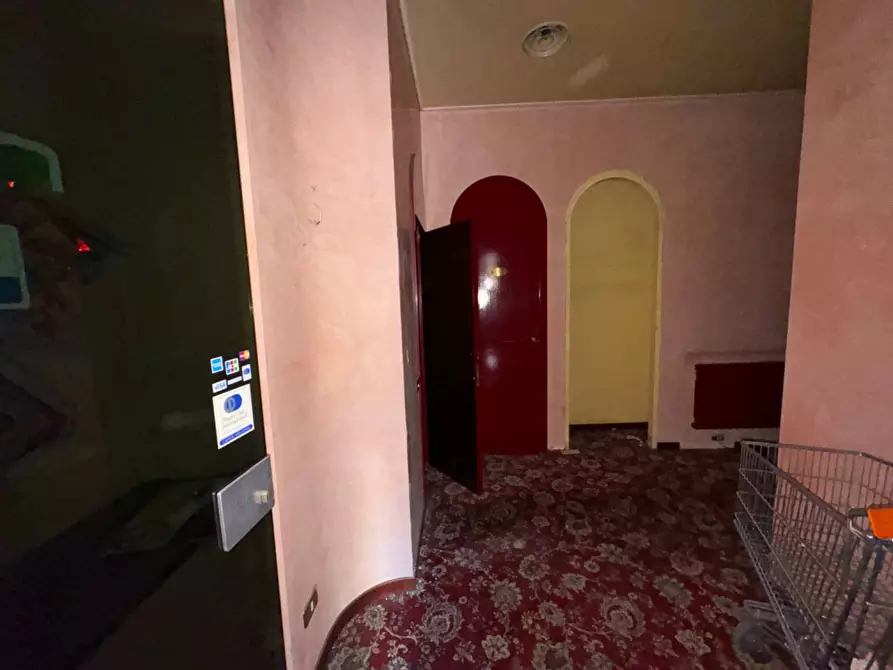 Immagine 4 di Locale commerciale in affitto  in Piazza Mentana a Milano