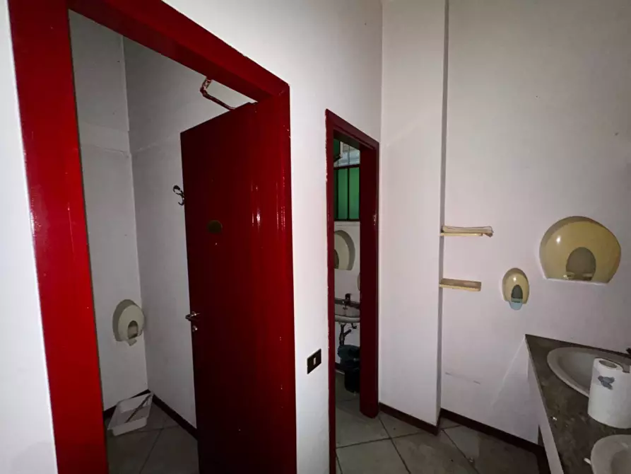 Immagine 10 di Locale commerciale in affitto  in Piazza Mentana a Milano