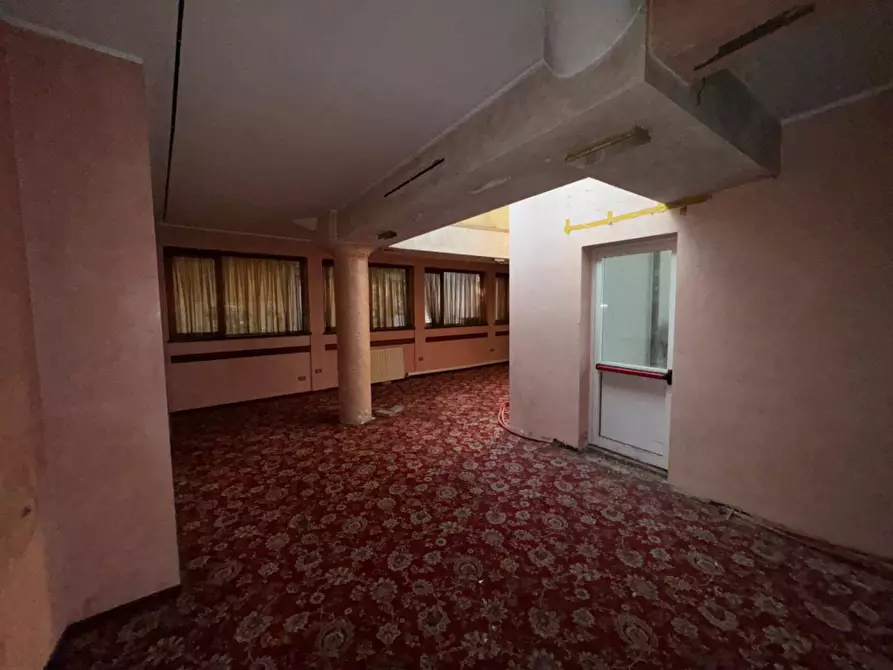 Immagine 14 di Locale commerciale in affitto  in Piazza Mentana a Milano