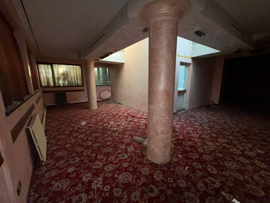 Immagine 15 di Locale commerciale in affitto  in Piazza Mentana a Milano