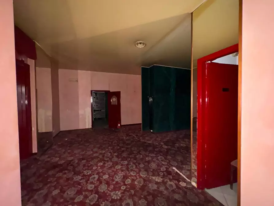 Immagine 19 di Locale commerciale in affitto  in Piazza Mentana a Milano