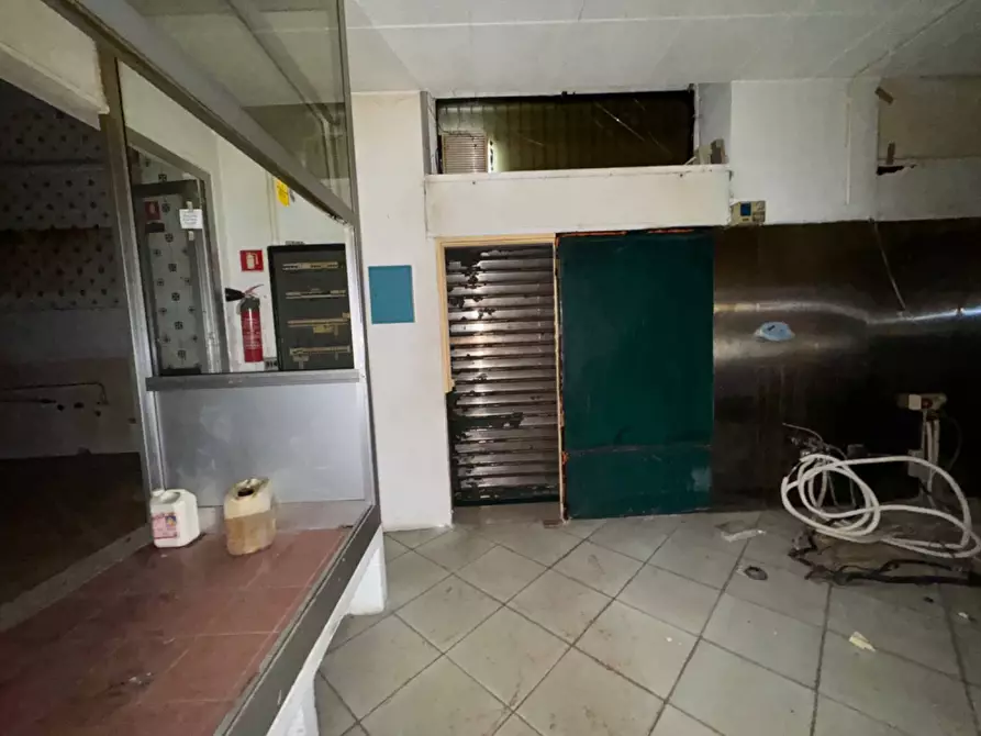 Immagine 21 di Locale commerciale in affitto  in Piazza Mentana a Milano