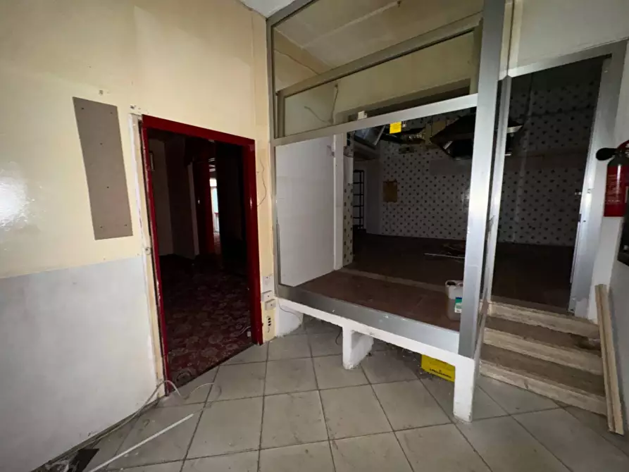 Immagine 23 di Locale commerciale in affitto  in Piazza Mentana a Milano