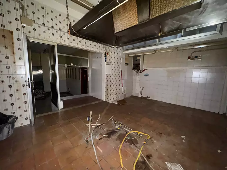 Immagine 26 di Locale commerciale in affitto  in Piazza Mentana a Milano