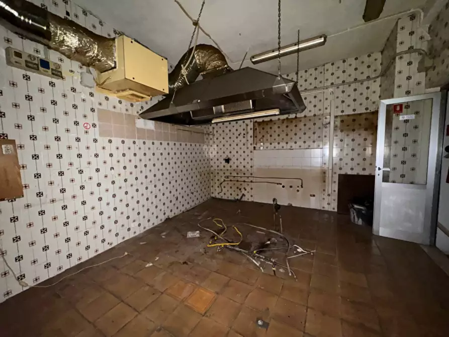 Immagine 27 di Locale commerciale in affitto  in Piazza Mentana a Milano