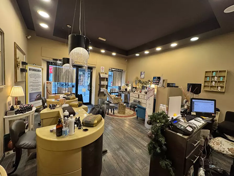 Immagine 1 di Negozio in affitto  in Corso San Gottardo a Milano