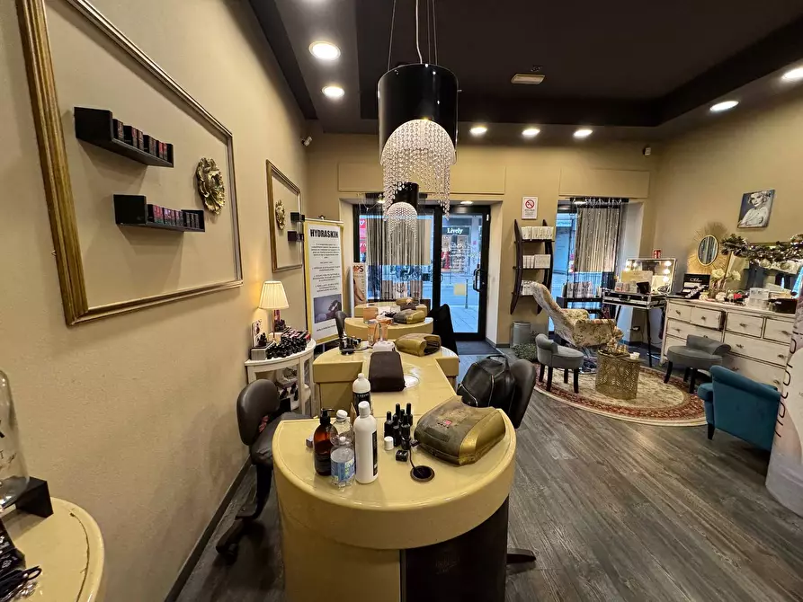 Immagine 2 di Negozio in affitto  in Corso San Gottardo a Milano