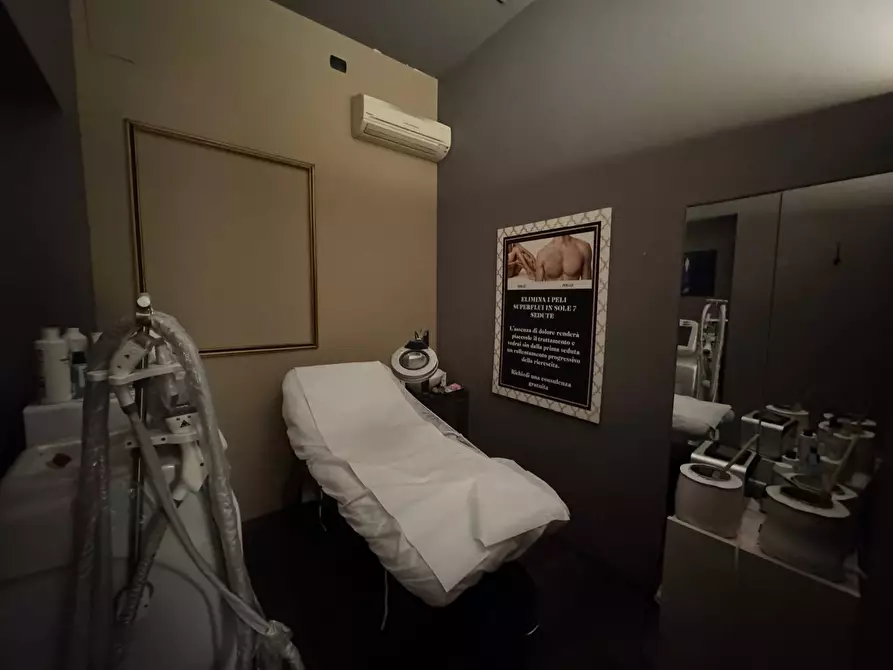 Immagine 11 di Negozio in affitto  in Corso San Gottardo a Milano