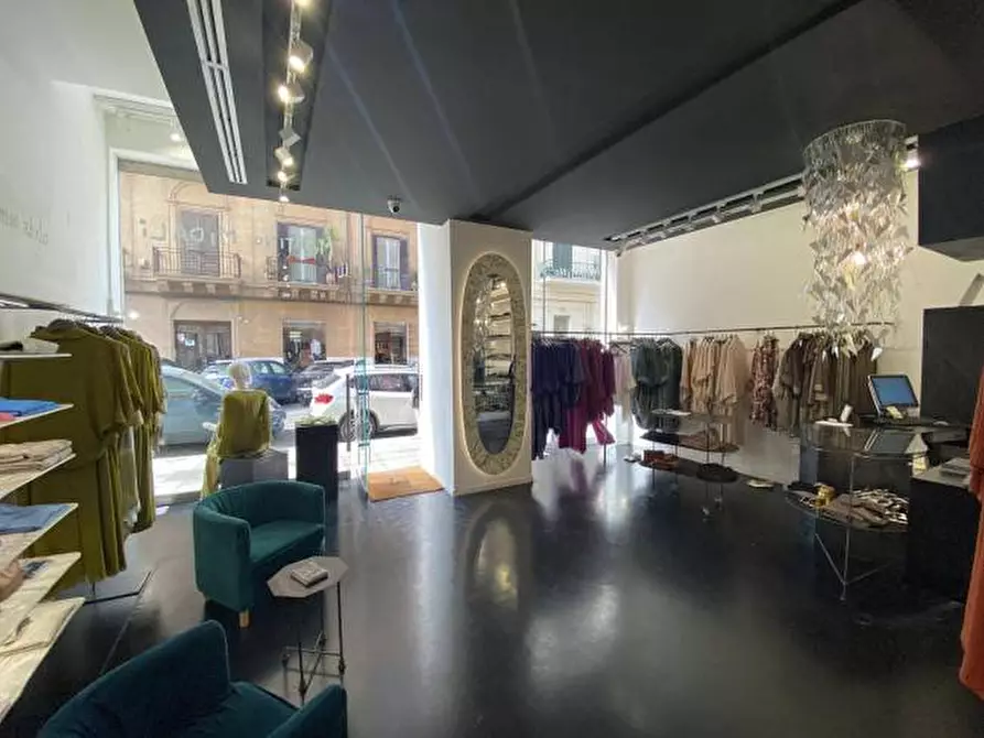 Immagine 2 di Negozio in vendita  in Via Enrico Parisi a Palermo