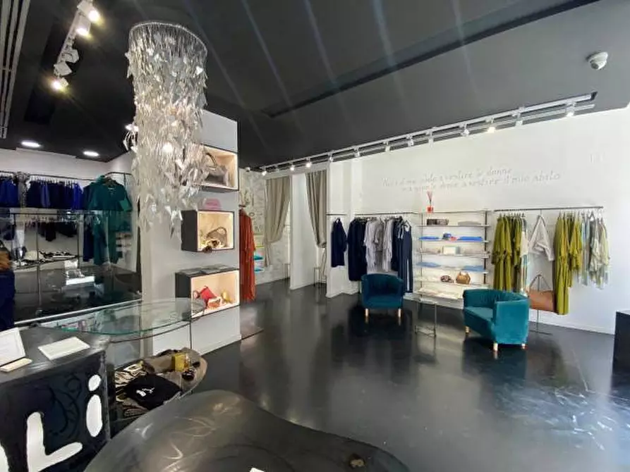 Immagine 1 di Negozio in vendita  in Via Enrico Parisi a Palermo