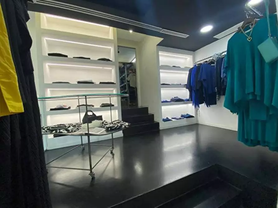 Immagine 4 di Negozio in vendita  in Via Enrico Parisi a Palermo