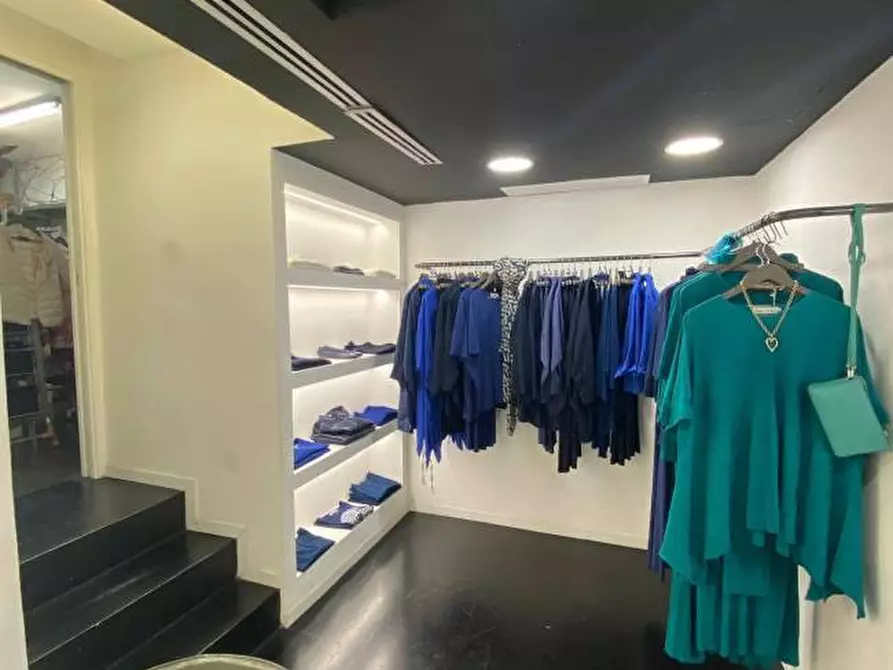 Immagine 6 di Negozio in vendita  in Via Enrico Parisi a Palermo