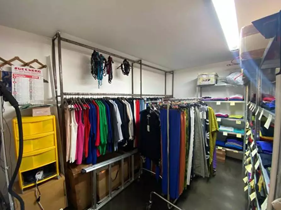 Immagine 8 di Negozio in vendita  in Via Enrico Parisi a Palermo