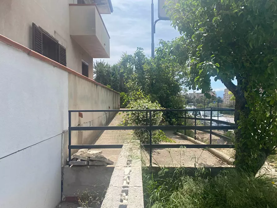 Immagine 2 di Locale commerciale in affitto  in Viale Rosario Nicoletti 35 a Palermo