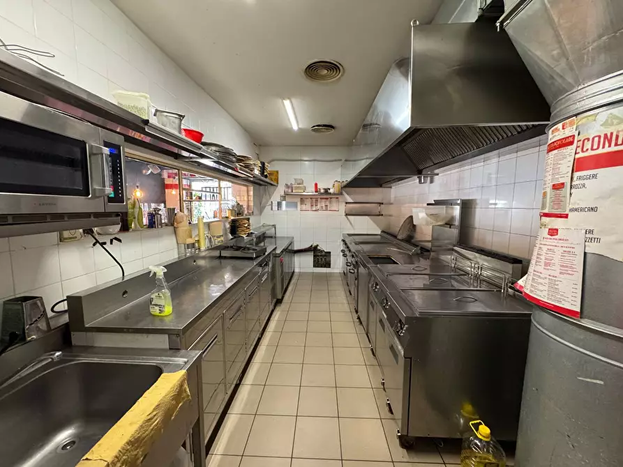 Immagine 9 di Negozio in affitto  in Via Isidoro Carini a Palermo