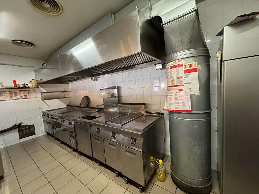 Immagine 10 di Negozio in affitto  in Via Isidoro Carini a Palermo