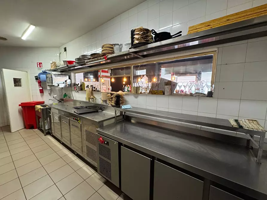 Immagine 11 di Negozio in affitto  in Via Isidoro Carini a Palermo