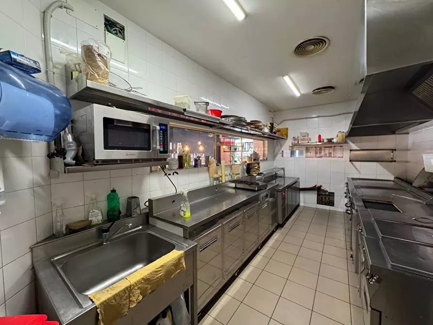 Immagine 12 di Negozio in affitto  in Via Isidoro Carini a Palermo