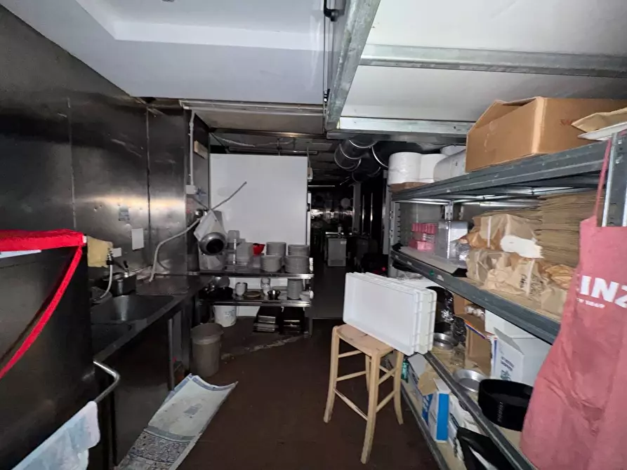 Immagine 18 di Negozio in affitto  in Via Isidoro Carini a Palermo