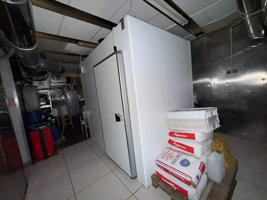 Immagine 19 di Negozio in affitto  in Via Isidoro Carini a Palermo