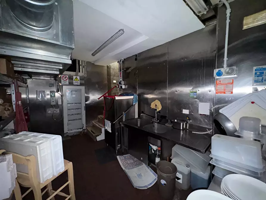 Immagine 20 di Negozio in affitto  in Via Isidoro Carini a Palermo