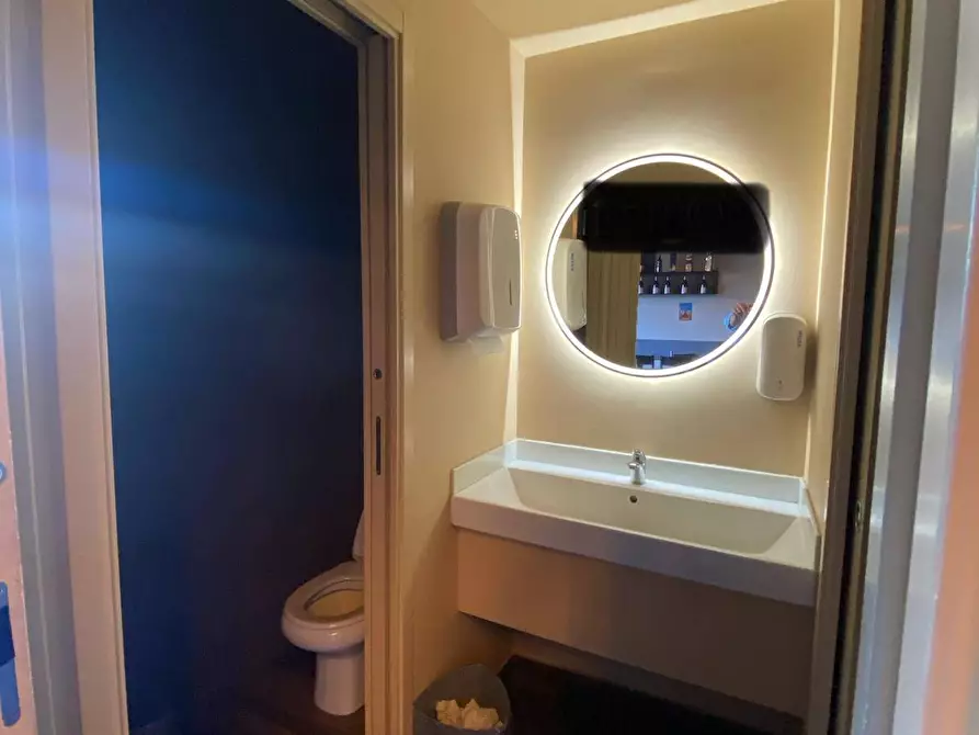 Immagine 6 di Locale commerciale in affitto  in Viale Piemonte 46 a Palermo