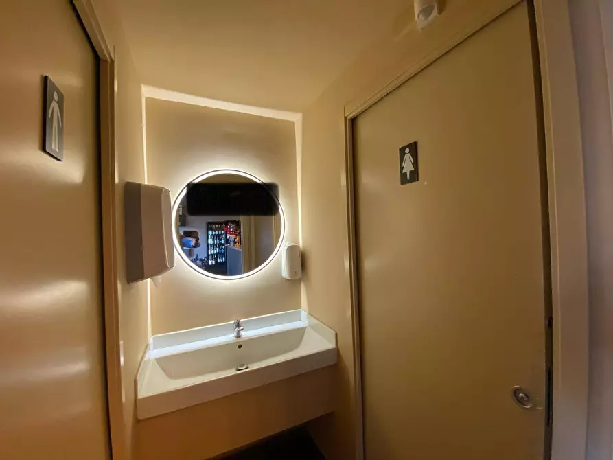 Immagine 7 di Locale commerciale in affitto  in Viale Piemonte 46 a Palermo