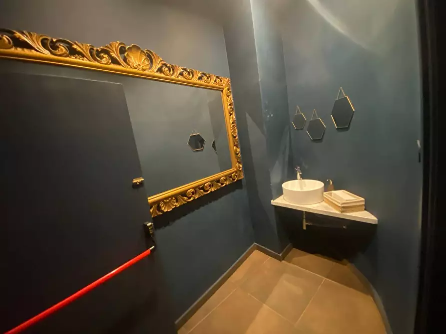 Immagine 12 di Attività commerciale in affitto  in Via Giovanni Meli a Palermo