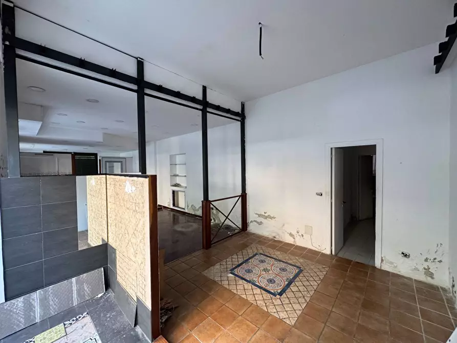 Immagine 9 di Negozio in affitto  in Via Emanuele Notarbartolo a Palermo