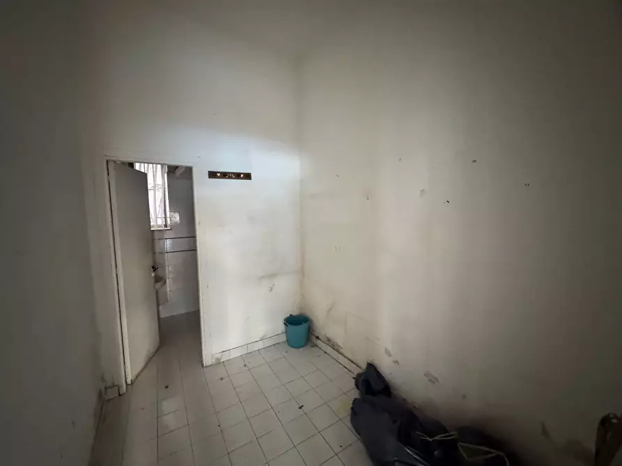 Immagine 11 di Negozio in affitto  in Via Emanuele Notarbartolo a Palermo