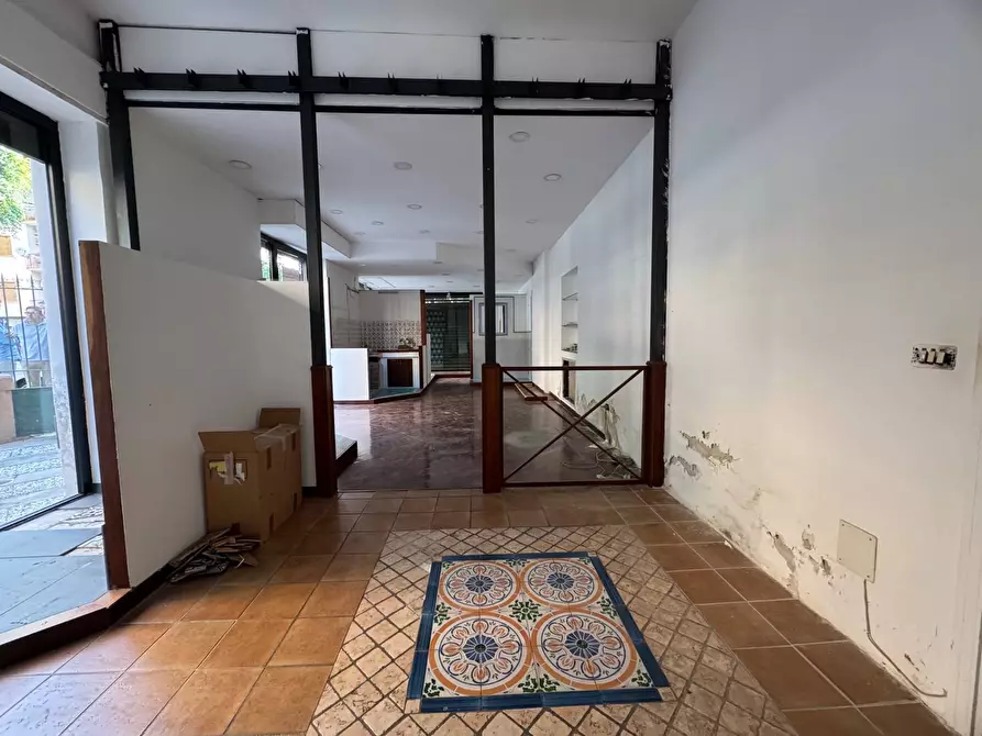 Immagine 12 di Negozio in affitto  in Via Emanuele Notarbartolo a Palermo