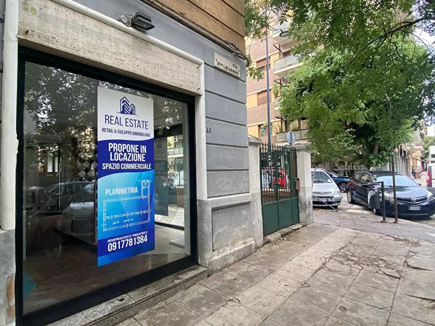 Immagine 1 di Negozio in affitto  in Via Emanuele Notarbartolo a Palermo
