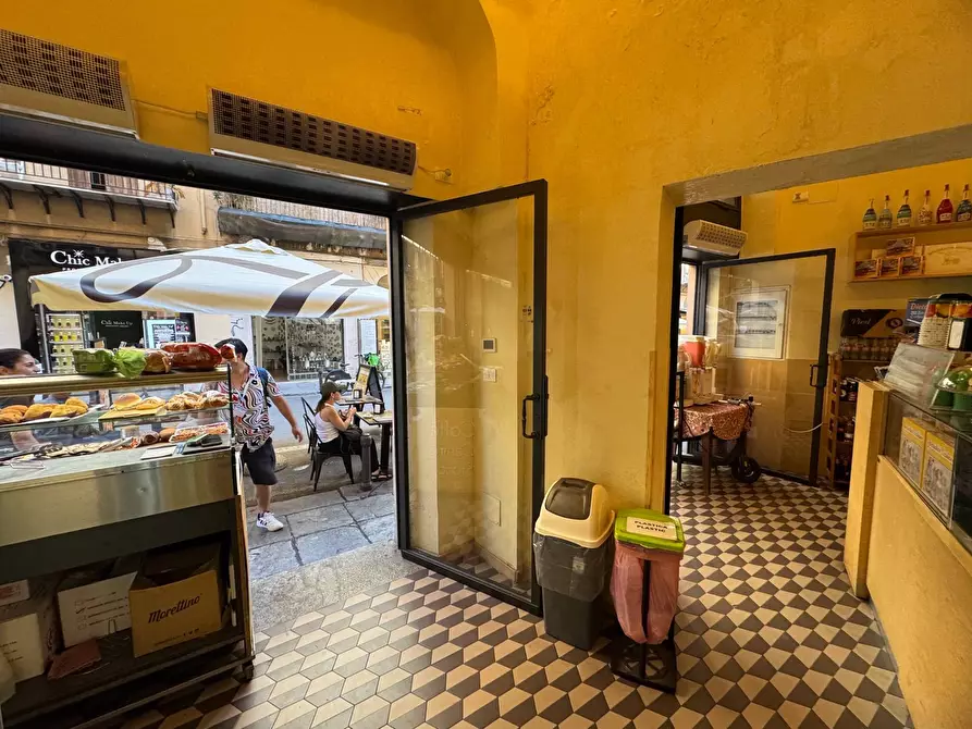 Immagine 7 di Locale commerciale in affitto  in Via Vittorio Emanuele a Palermo