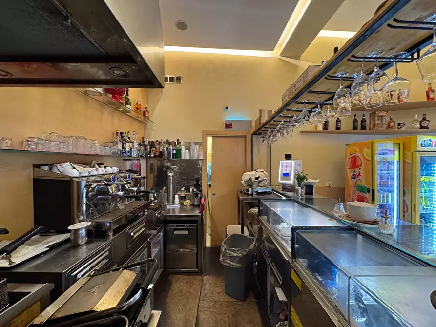 Immagine 10 di Locale commerciale in affitto  in Via Vittorio Emanuele a Palermo