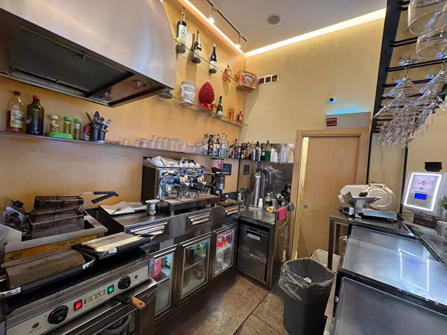 Immagine 11 di Locale commerciale in affitto  in Via Vittorio Emanuele a Palermo