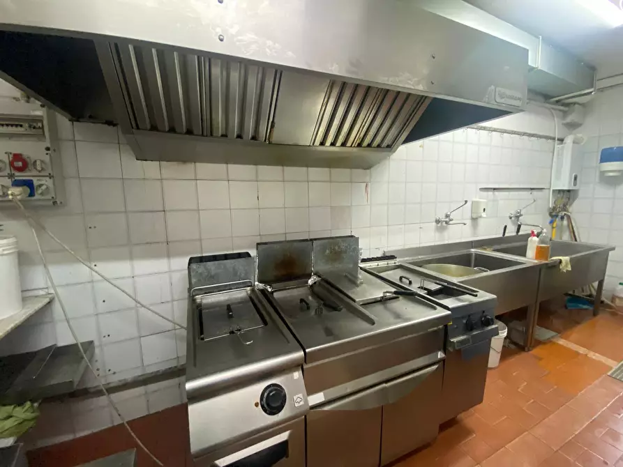 Immagine 12 di Attività commerciale in affitto  in Via Resuttana a Palermo