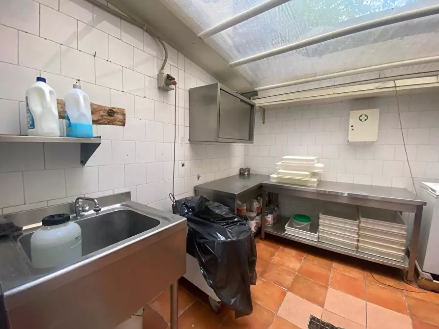 Immagine 27 di Attività commerciale in affitto  in Via Resuttana a Palermo