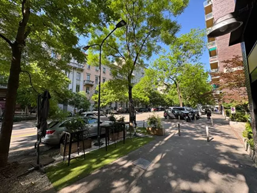 Immagine 1 di Negozio in affitto  in Via Andrea Solari a Milano